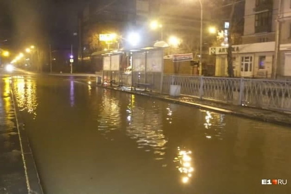 В Екатеринбурге ночью затопило улицу Малышева - Фото 1