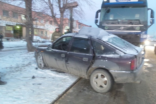 На Сортировке в ДТП с фурой погибла пассажирка Opel - Фото 1