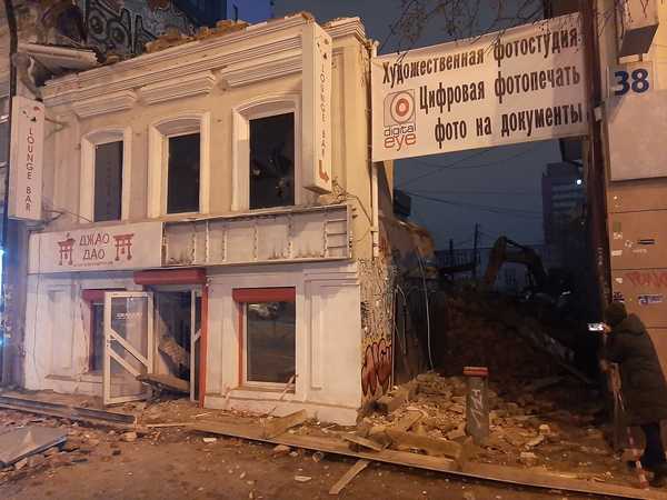 Ночью в центре Екатеринбурга снесли старинную усадьбу - Фото 1