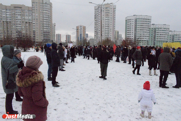 «Люди – не товар». Сотни екатеринбуржцев вышли на митинг против QR-кода - Фото 1