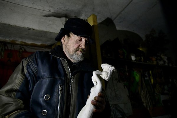 Евгений Куйвашев помог екатеринбургскому скульптору, который жил в подвале расселенного дома - Фото 1