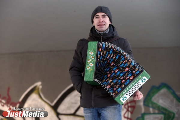 Александр Кичигин, гармонист: «Хочется сыграть что-то зимнее». В Екатеринбурге -1 градус - Фото 1