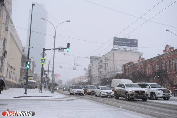 Последствия снегопада в Свердловской области ликвидируют 354 снегоуборочных машин - Фото 1