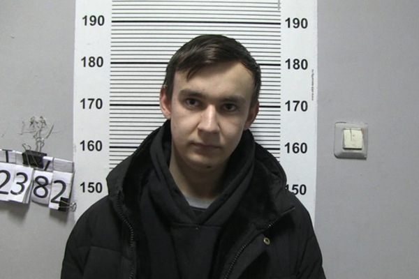 Полицейские задержали юношу, который избил кондуктора и сломал топором троллейбус в Екатеринбурге - Фото 1
