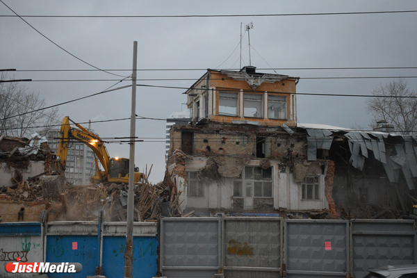В Екатеринбурге сносят здание бывшего аэропорта «Уктус» - Фото 1