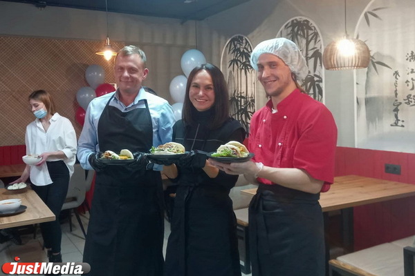 Свердловского министра Викторию Казакову в Первоуральске научили готовить китайские бургеры - Фото 1