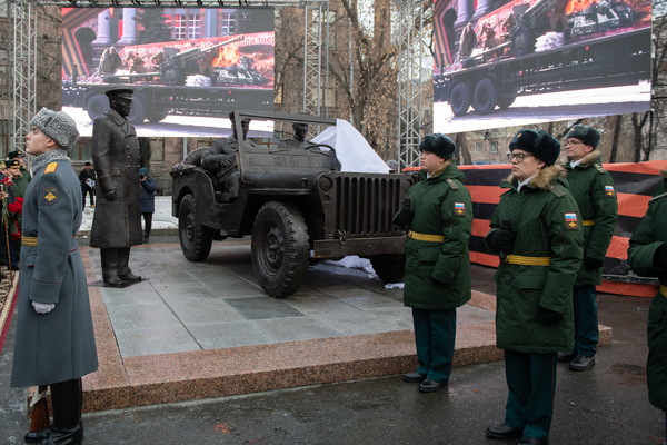 В Екатеринбурге открыли скульптуру, посвященную службе маршала Георгия Жукова - Фото 1
