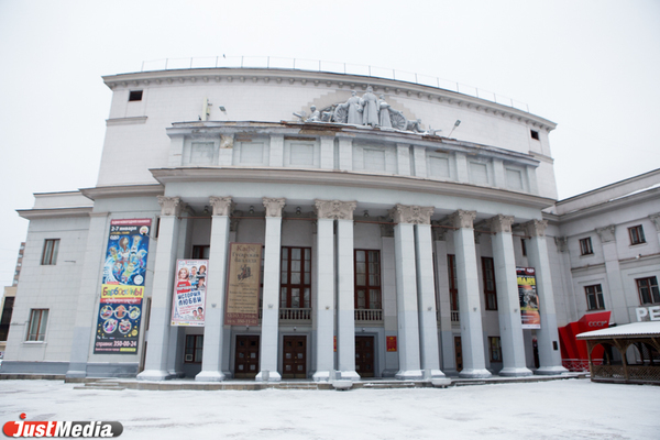 В Екатеринбурге обезглавили скульптуру на фасаде Окружного дома офицеров - Фото 1
