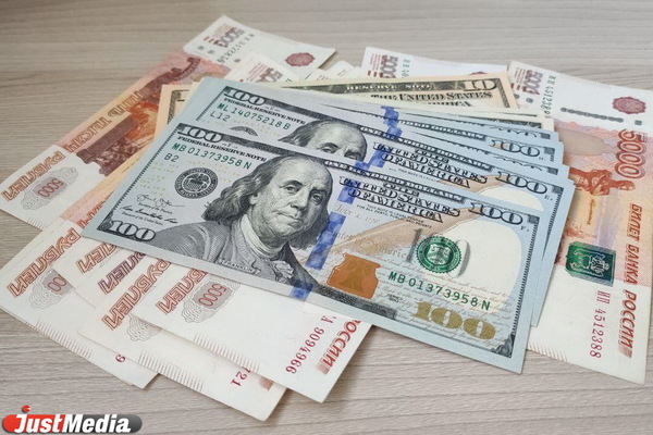 Курс доллара на Московской бирже приблизился к 73,5 рублей - Фото 1