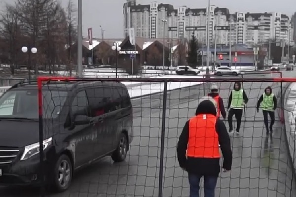 Блогерами, сыгравшими в футбол посреди дороги на улице Челюскинцев, заинтересовались в ГИБДД - Фото 1