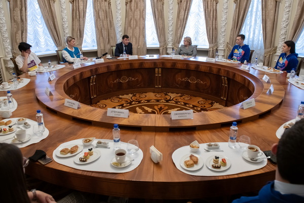 Евгений Куйвашев в своей резиденции выпил чаю с лучшими школьниками Свердловской области - Фото 1