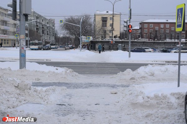 Сотрудники администрации Екатеринбурга проехали половину города и посмотрели как убран снег - Фото 1