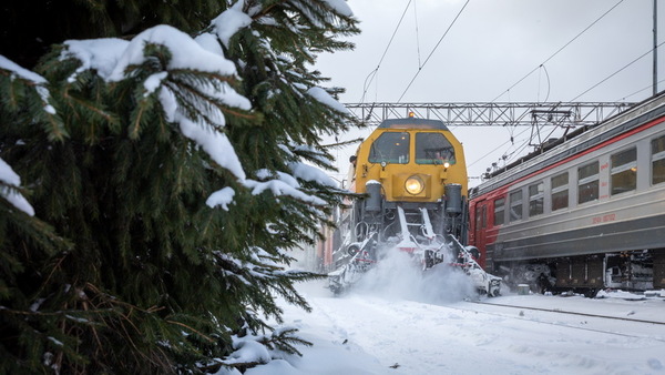 Декабрьские снегопады не повлияли на график движения поездов на Свердловской магистрали - Фото 1