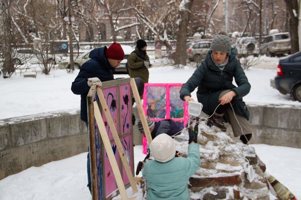 Соседи в Екатеринбурге устраивают новогодние праздники во дворах - Фото 1
