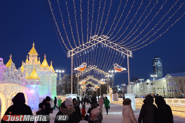 В Екатеринбурге под залпы салюта открылся ледовый городок - Фото 1