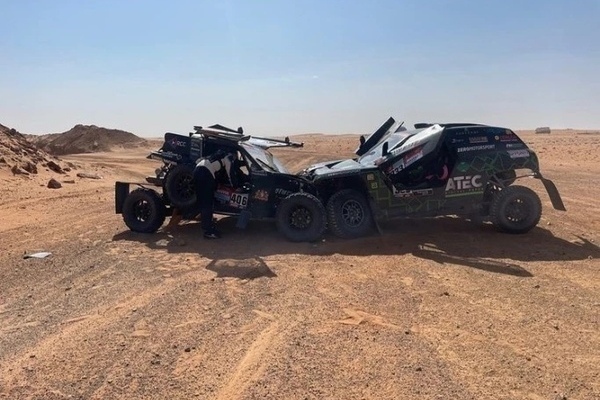 Сергей Карякин попал в серьезную аварию на «Дакаре», но еще имеет шанс продолжить гонку - Фото 1
