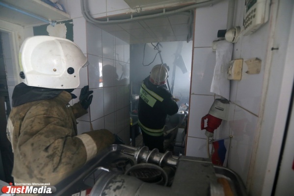 В Екатеринбурге из-за возгорания в частном доме погибли две девочки - Фото 1