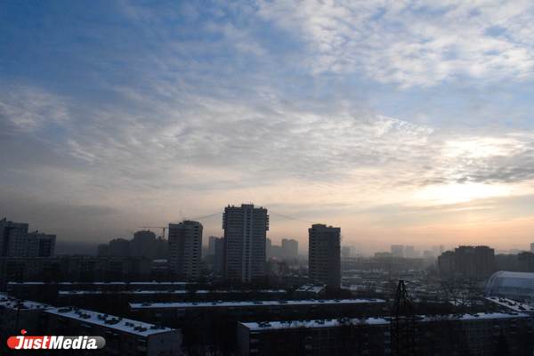 Екатеринбург снова задыхается смогом. В гидрометцентре рассказали, когда отчистится воздух  - Фото 1