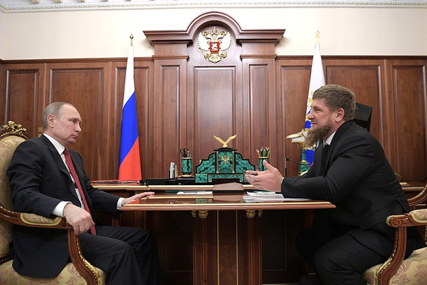 Песков раскрыл подробности тайной встречи Путина с Кадыровым - Фото 1