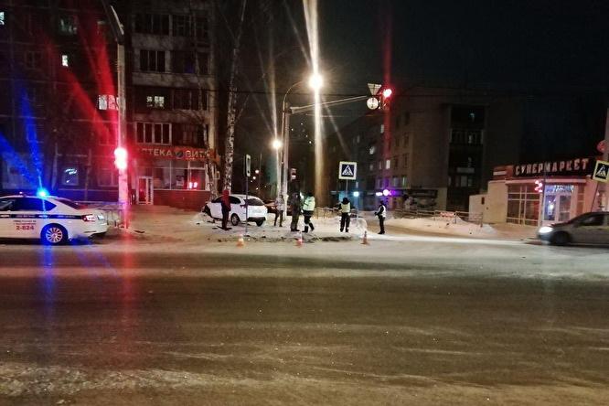 В Екатеринбурге столкнулись два автомобиля, один отлетел в толпу пешеходов - Фото 1