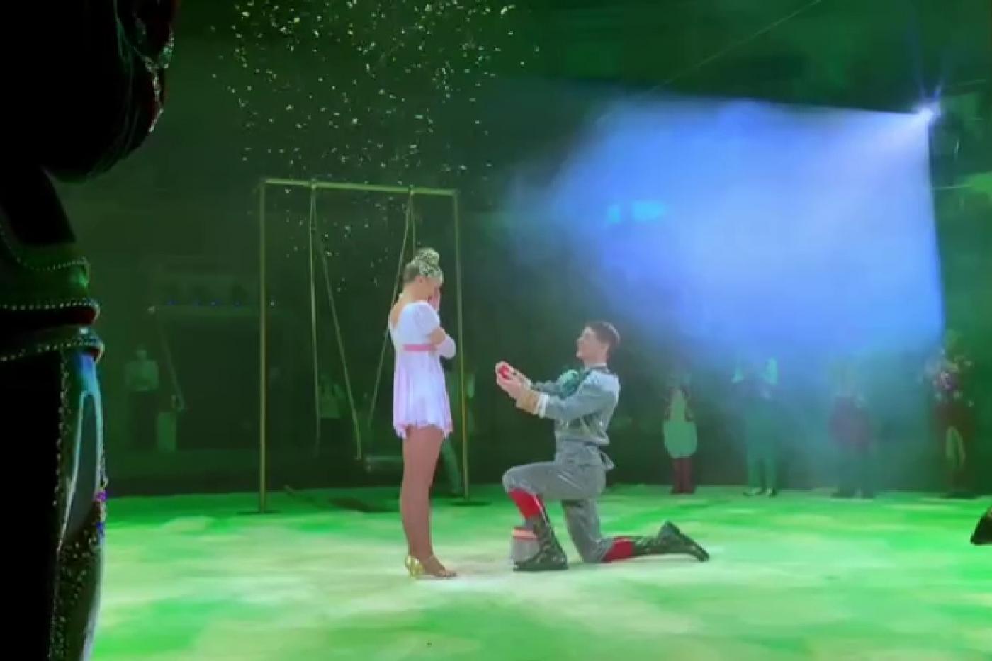 В Екатеринбургском цирке артист сделал предложение коллеге во время представления - Фото 1