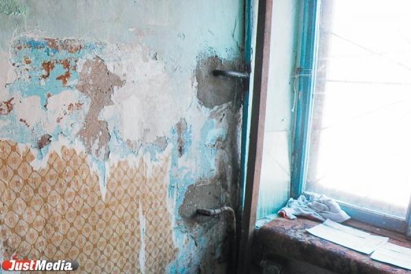 Пятиэтажка в Краснотурьинске, от которой был в ужасе Евгений Куйвашев, вновь протекает - Фото 1