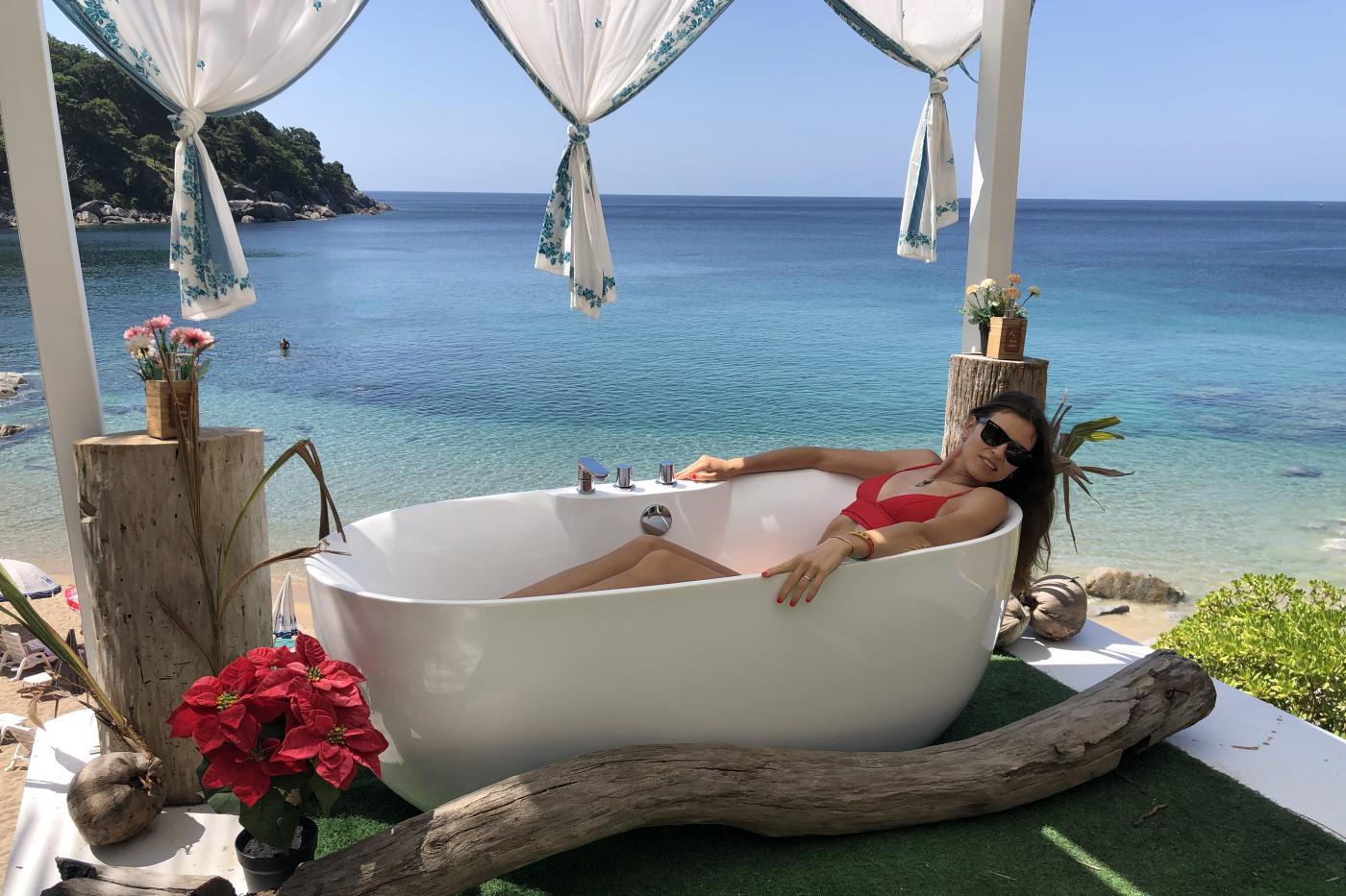 Юлия Тихонова, директор по маркетингу: «Зимой улетаем с семьей в тепло, а потом с удовольствием возвращаемся домой и сразу в лес - кататься на снегоходах». В Екатеринбурге -1  - Фото 1