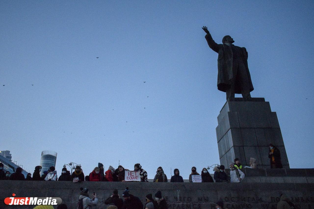 За участие в несанкционированных пикетах против спецоперации в Екатеринбурге привлекли к ответственности 52 человека - Фото 1