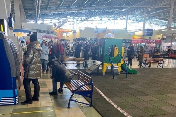 В Екатеринбурге выстраиваются очереди за долларами к банкоматам Тинькофф - Фото 1