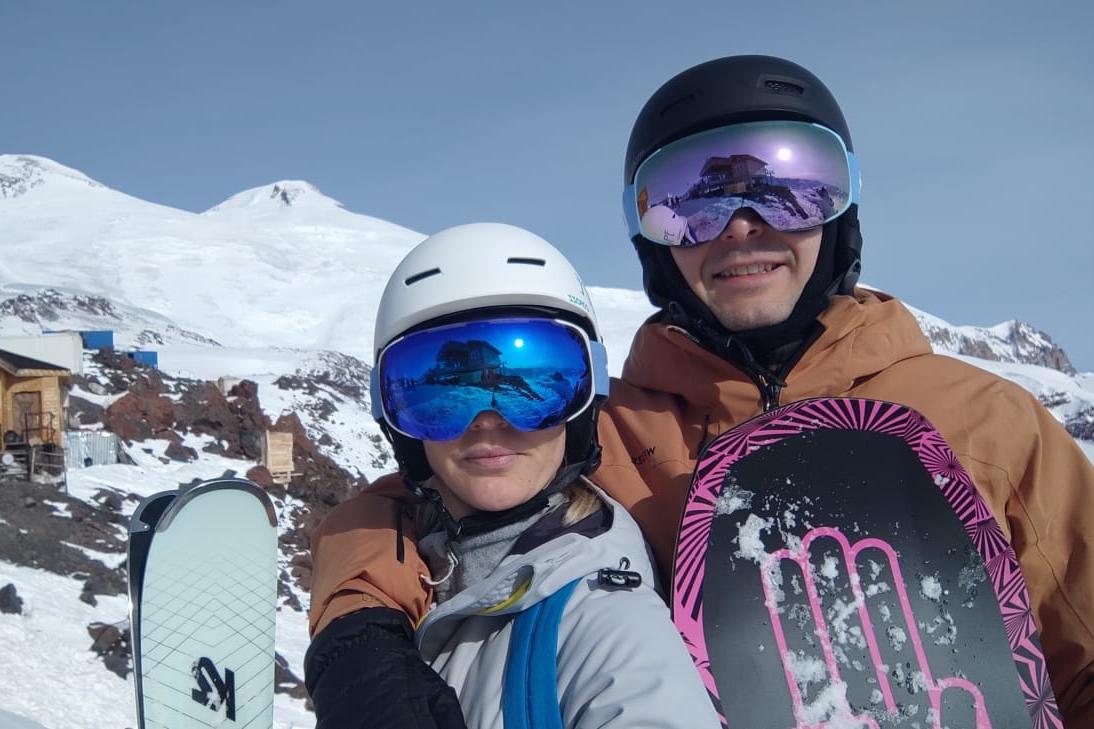 Супруги Александр и Елена Григорьевы: «Приход весны — ещё не повод убирать горные лыжи и сноуборды в кладовку». В Екатеринбурге -2 и снег - Фото 1