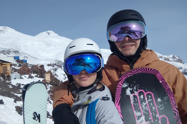 Супруги Александр и Елена Григорьевы: «Приход весны — ещё не повод убирать горные лыжи и сноуборды в кладовку». В Екатеринбурге -2 и снег