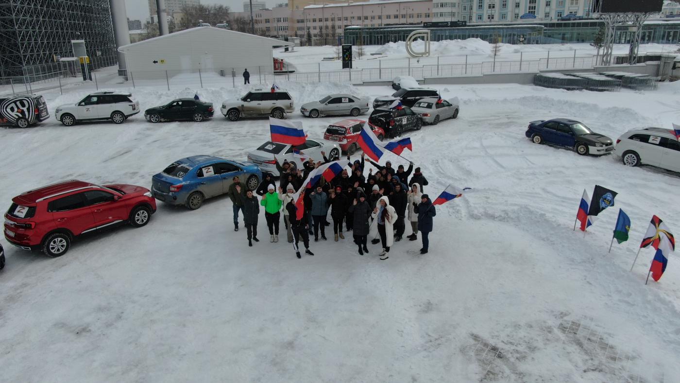 В Екатеринбурге автолюбители устроили пробег в поддержку спецоперации российских войск - Фото 1