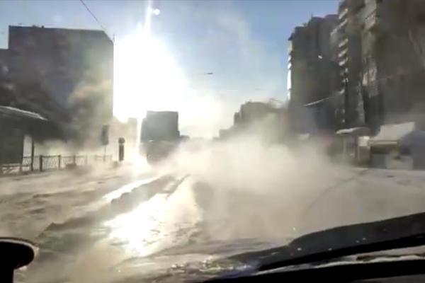 На Уралмаше затопило улицу из-за коммунальной аварии - Фото 1