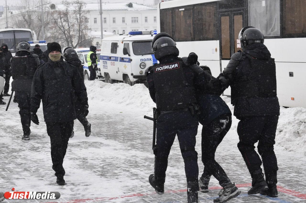 В отношении 19-летнего екатеринбуржца, ударившего полицейского, возбудили уголовное дело - Фото 1