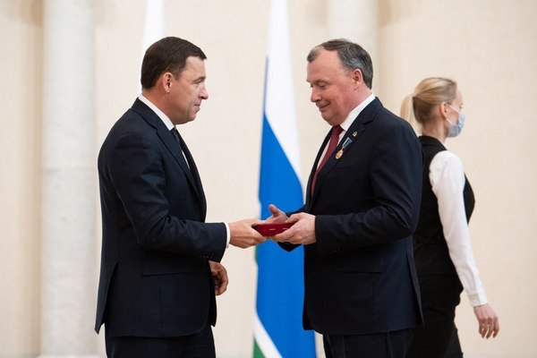 Евгений Куйвашев вручил Алексею Орлову знак отличия «За заслуги перед Свердловской областью» I степени - Фото 1