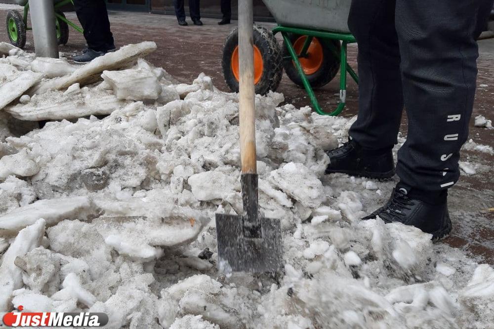 К месячнику чистоты в Екатеринбурге вывозят снег с мест потенциального подтопления - Фото 1