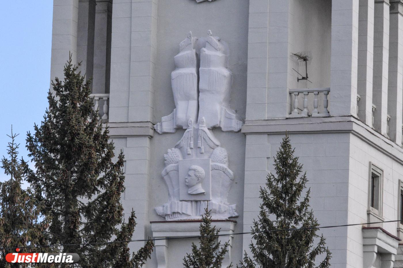 На фасаде Дома офицеров восстановили барельеф Сталина - Фото 1