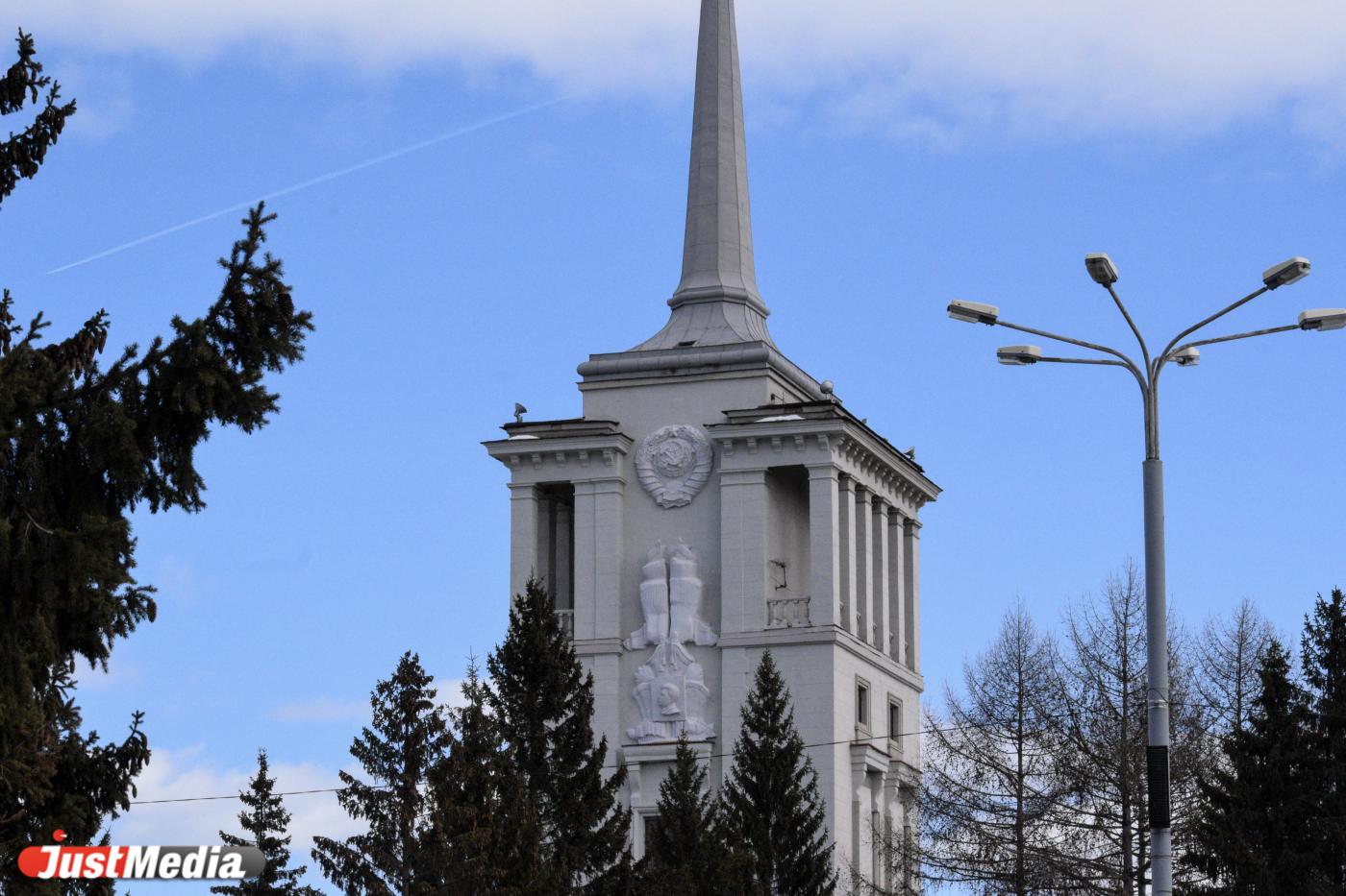 В ЦВО объяснили появление Сталина на стене Дома офицеров в Екатеринбурге - Фото 1