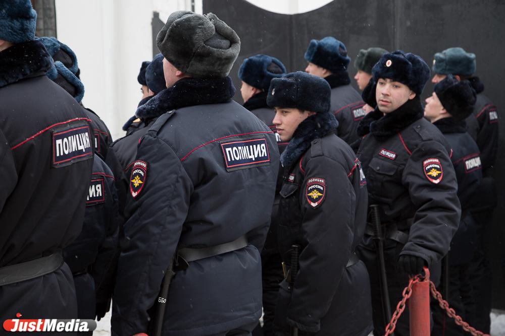 В Екатеринбурге на площади Обороны умер мужчина - Фото 1