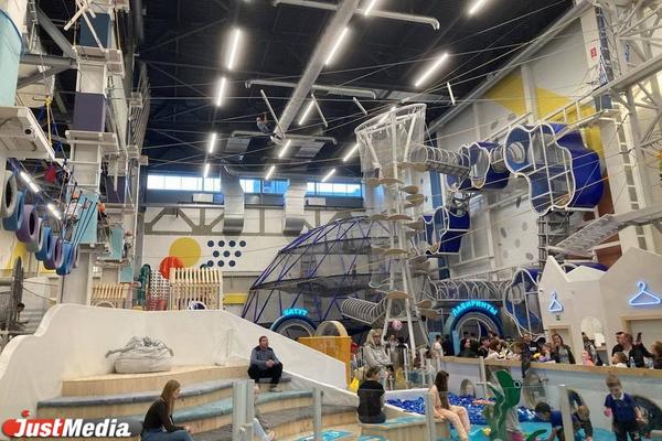 Детям с Донбасса в торгово-развлекательном центре Екатеринбурга устроили праздник