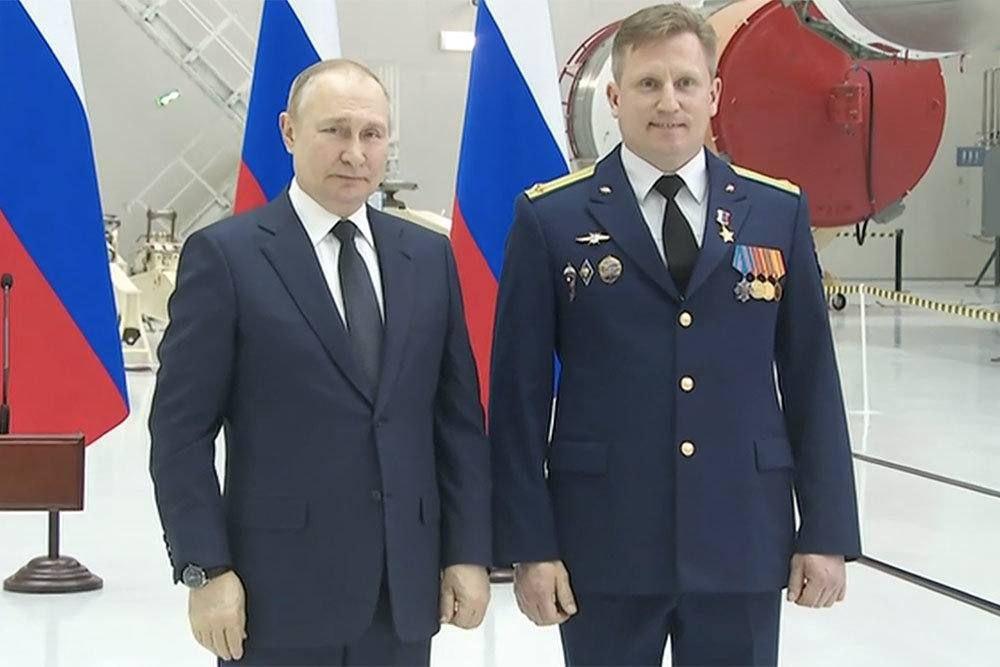 Владимир Путин вручил екатеринбургскому космонавту Сергею Прокопьеву звезду Героя России - Фото 1