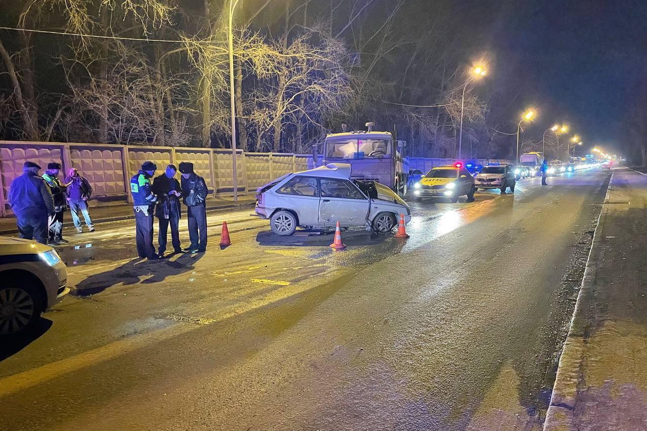 На Эльмаше два человека погибли в ДТП с грузовиком - Фото 1