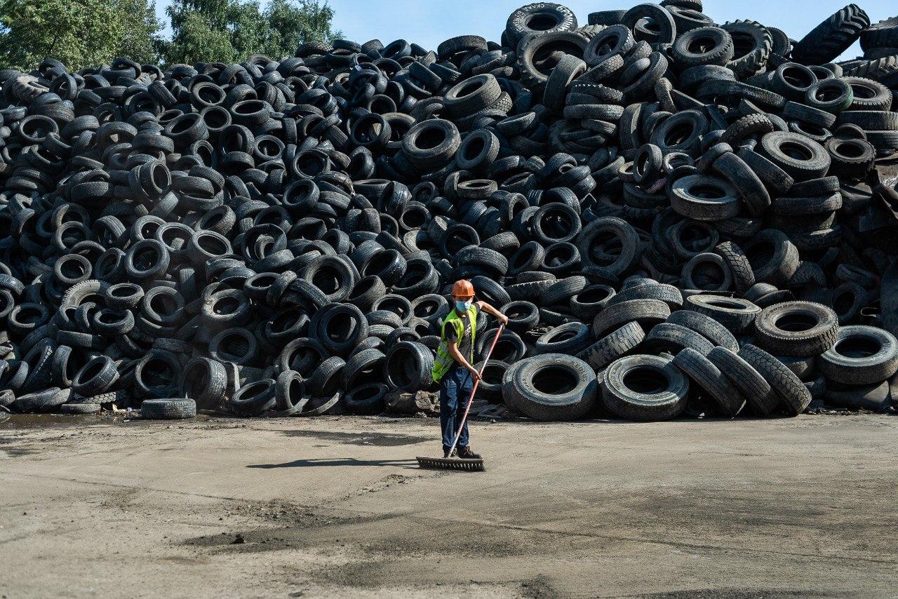 «Спецавтобаза» призывает уральцев не выбрасывать шины на контейнерную площадку - Фото 1