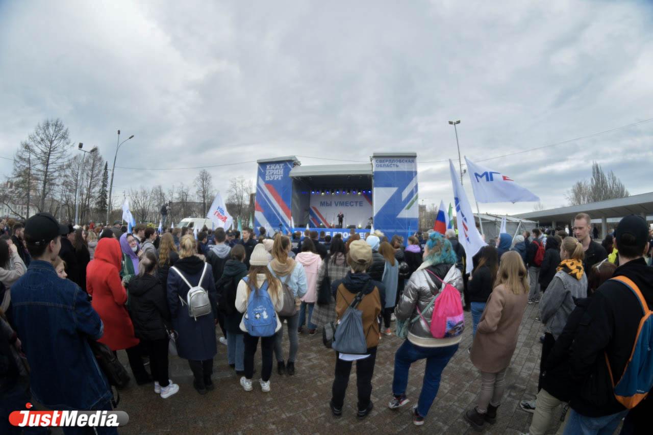 В Екатеринбурге прошел митинг-концерт в поддержку добровольцев собирающих гуманитарную помощь для жителей Донбасса - Фото 1
