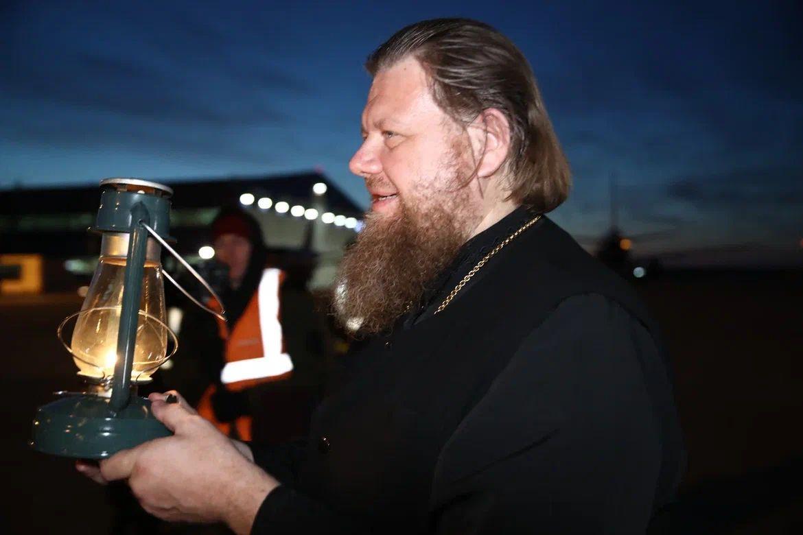 Благодатный огонь из Храма Гроба Господня прибыл в Екатеринбург  - Фото 1