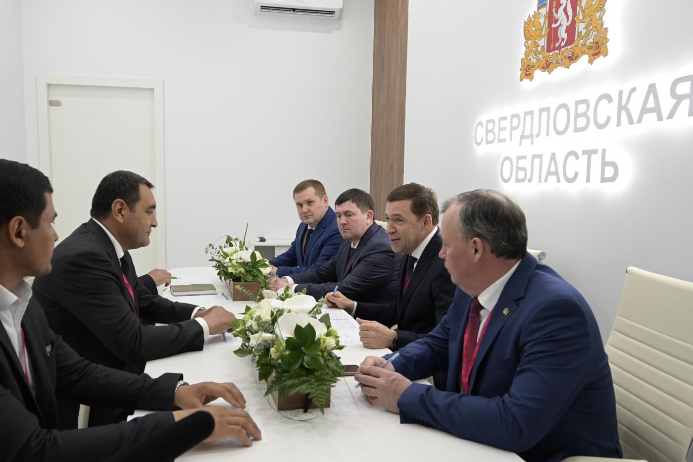 Евгений Куйвашев провел рабочую встречу с хокимом Ферганской области Хайрулло Бозаровым - Фото 1
