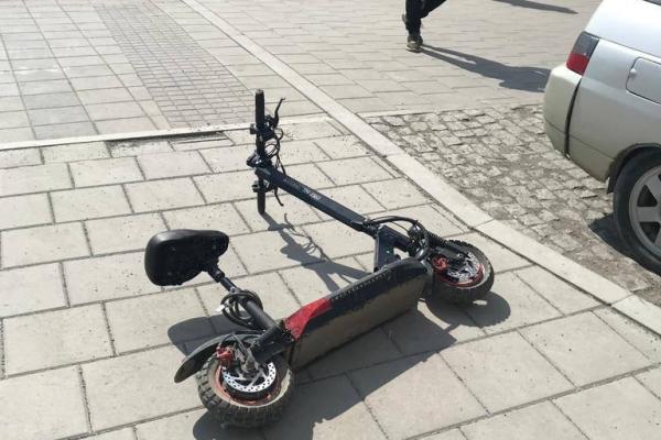 В Екатеринбурге оштрафовали водителя электросамоката, который врезался в автомобиль - Фото 1