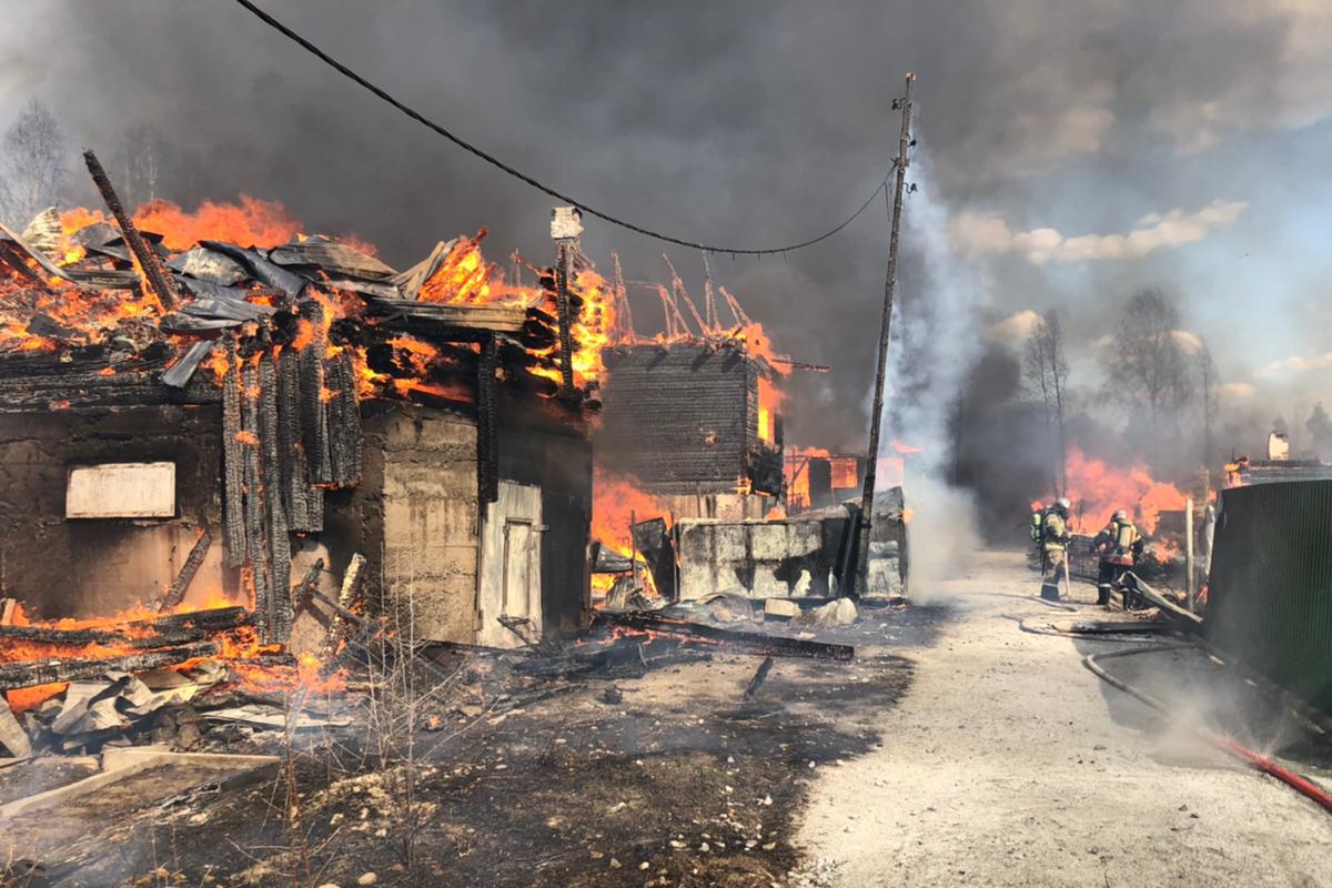 Под Екатеринбургом полыхают 10 садовых домиков - Фото 1