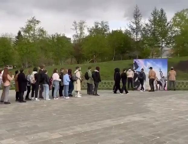 На площади обороны появился импровизированный памятник воинам Советской Армии - Фото 1