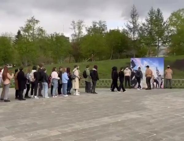 На площади обороны появился импровизированный памятник воинам Советской Армии - Фото 1